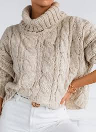 Modne i wygodne swetry damskie na zimę